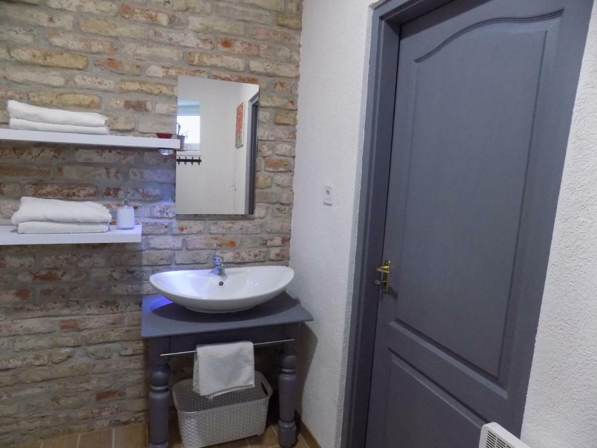 Koller Apartmanhaz Шарвар Экстерьер фото